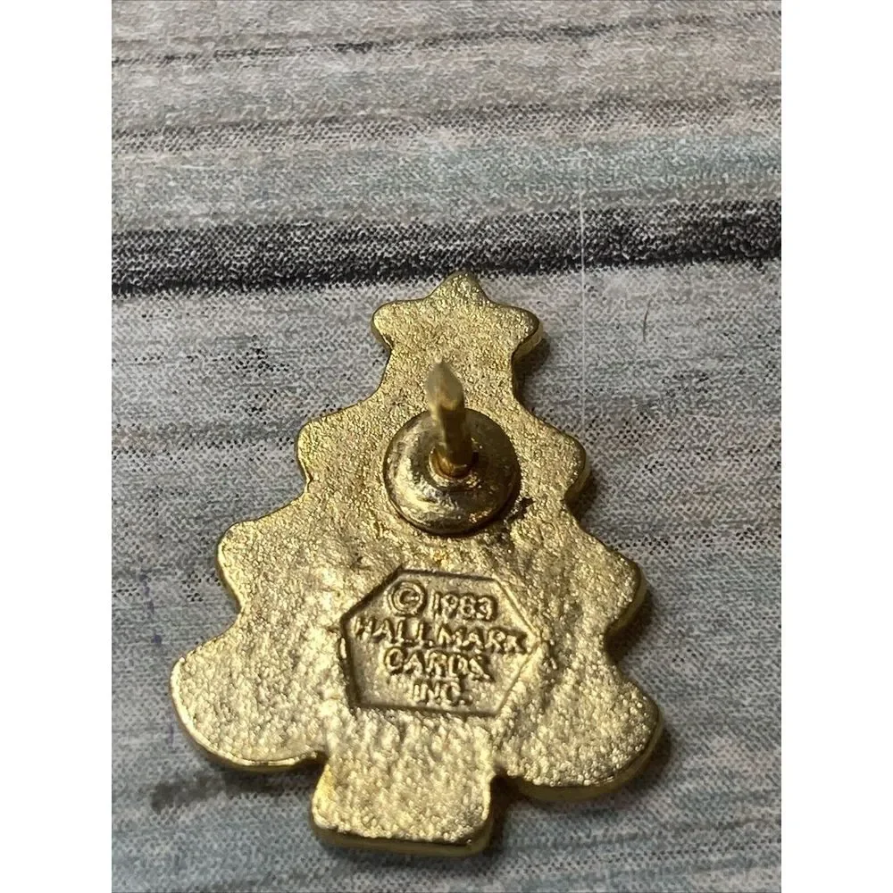HALLMARK Cards 1983 Christmas Tree Pin‎ Gold Tone Winter Holiday Lapel Hat